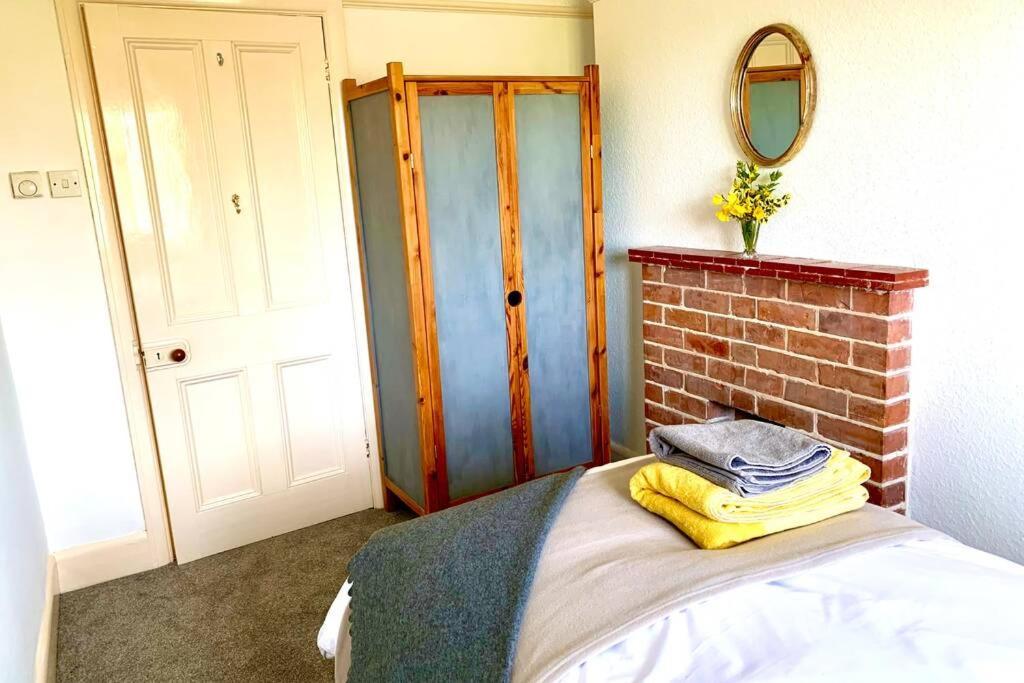 Hectors House Comfortable 4 Bed House In Mature Gardens Yelverton Exterior photo